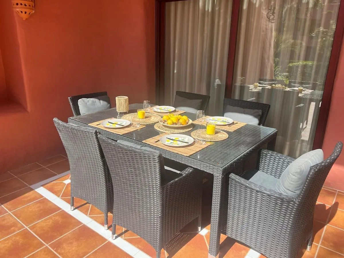Te Huur 2 Slaapkamers Frontline Strand Complex Estepona Apartament