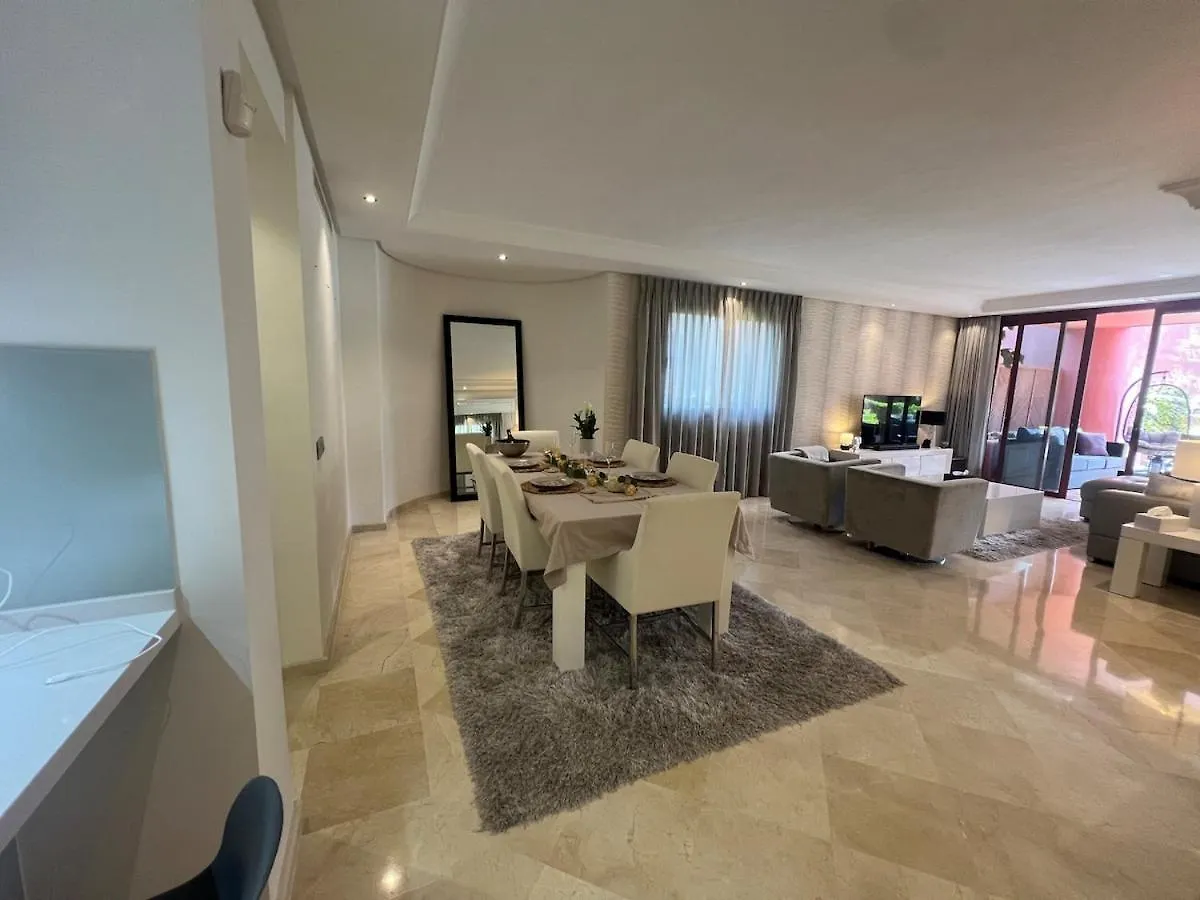 Te Huur 2 Slaapkamers Frontline Strand Complex Estepona