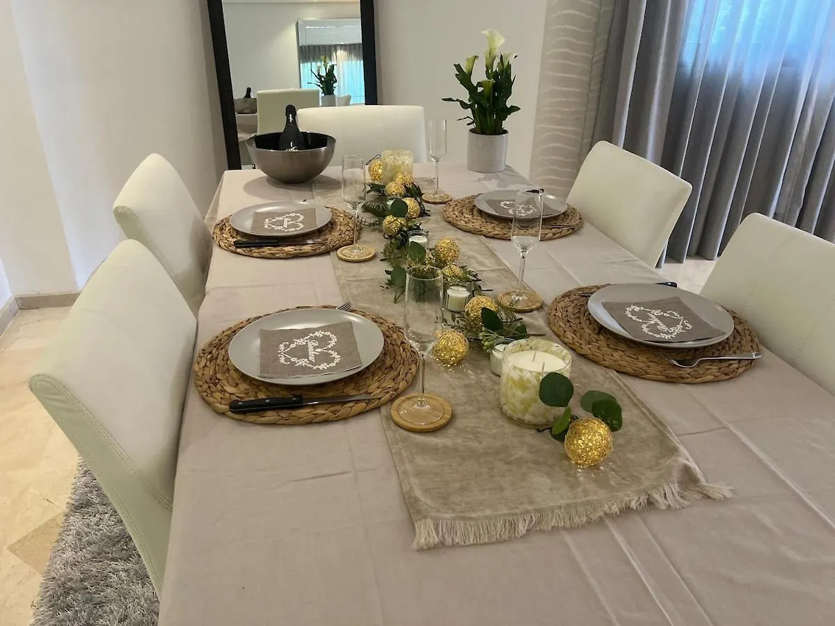 Te Huur 2 Slaapkamers Frontline Strand Complex Estepona