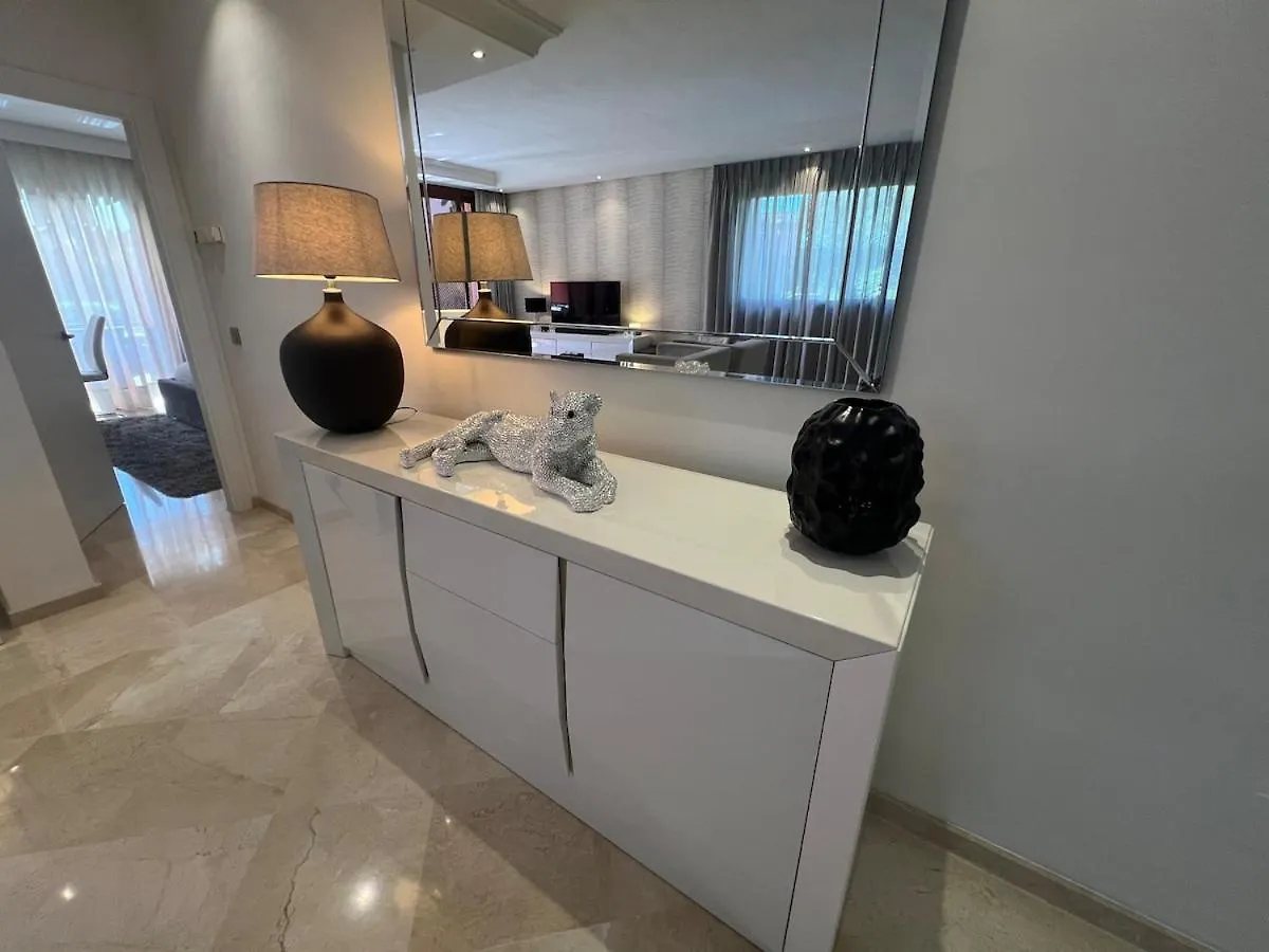 Te Huur 2 Slaapkamers Frontline Strand Complex Estepona Apartment