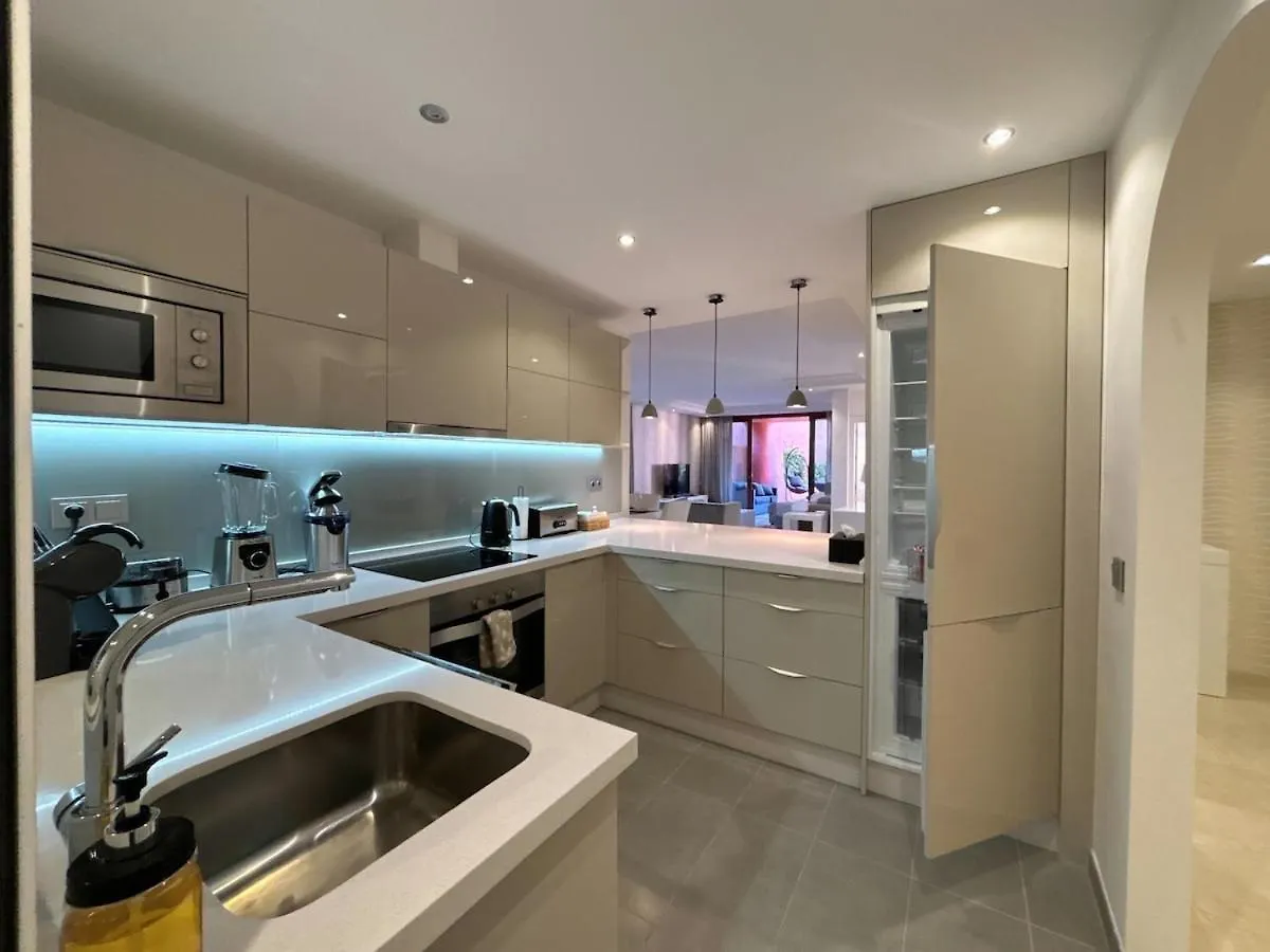 Te Huur 2 Slaapkamers Frontline Strand Complex Estepona