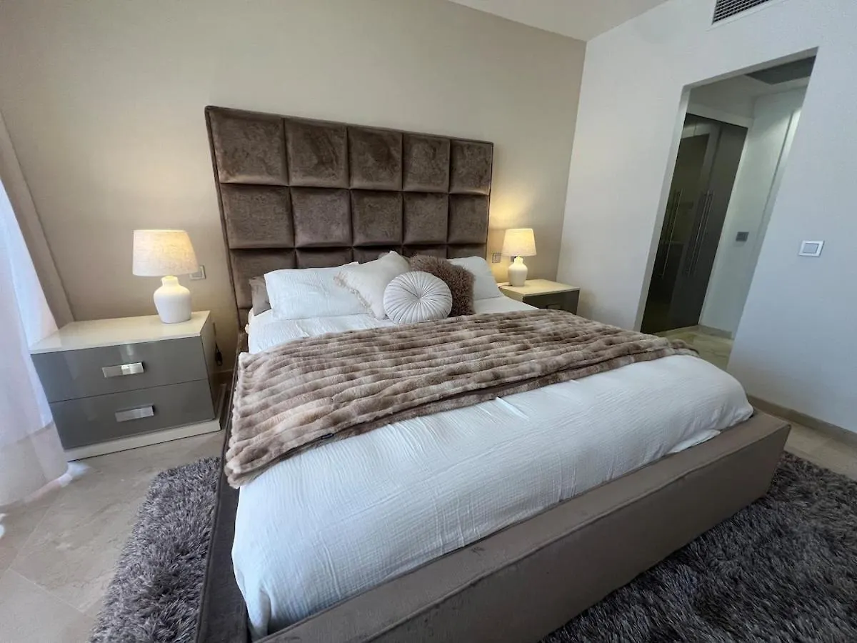 Te Huur 2 Slaapkamers Frontline Strand Complex Estepona Spain