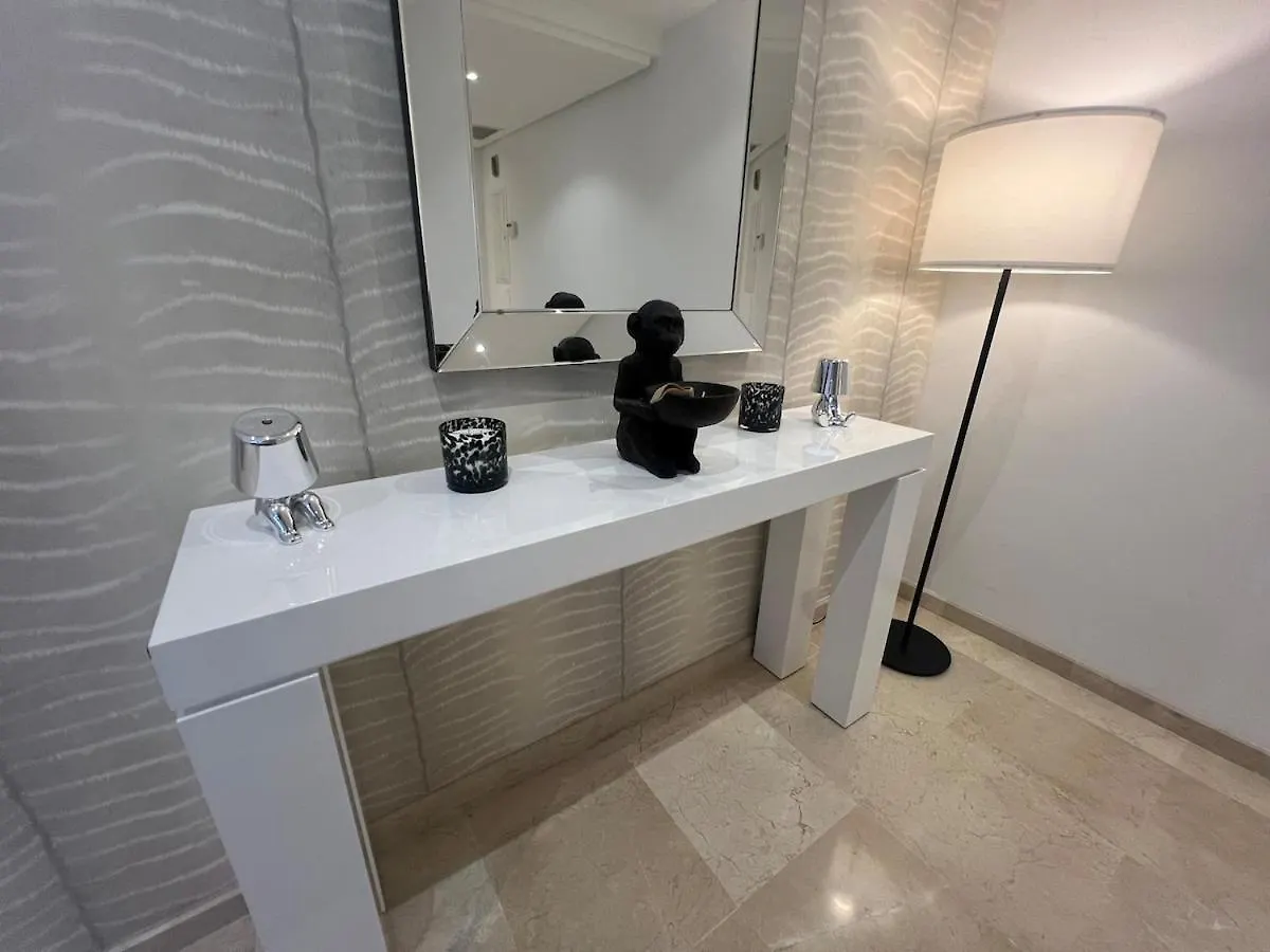 Te Huur 2 Slaapkamers Frontline Strand Complex Estepona
