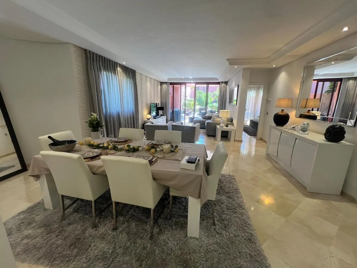 Te Huur 2 Slaapkamers Frontline Strand Complex Estepona Spain