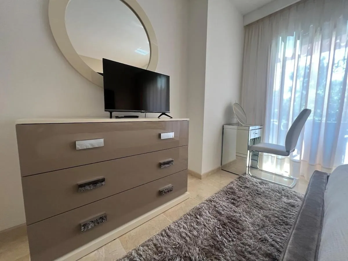 Apartment Te Huur 2 Slaapkamers Frontline Strand Complex Estepona Spain